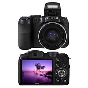 Câmera Digital FujiFilm FinePix S2950 Preta c/ LCD 3”, 14MP, Zoom Óptico 18x, Dupla Estabilização de Imagem, Foto Panorama, Detector de Sorriso e Pisc